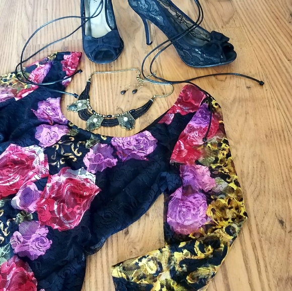 VENUS Dresses & Skirts - Exquisite Stretch Lace Dress